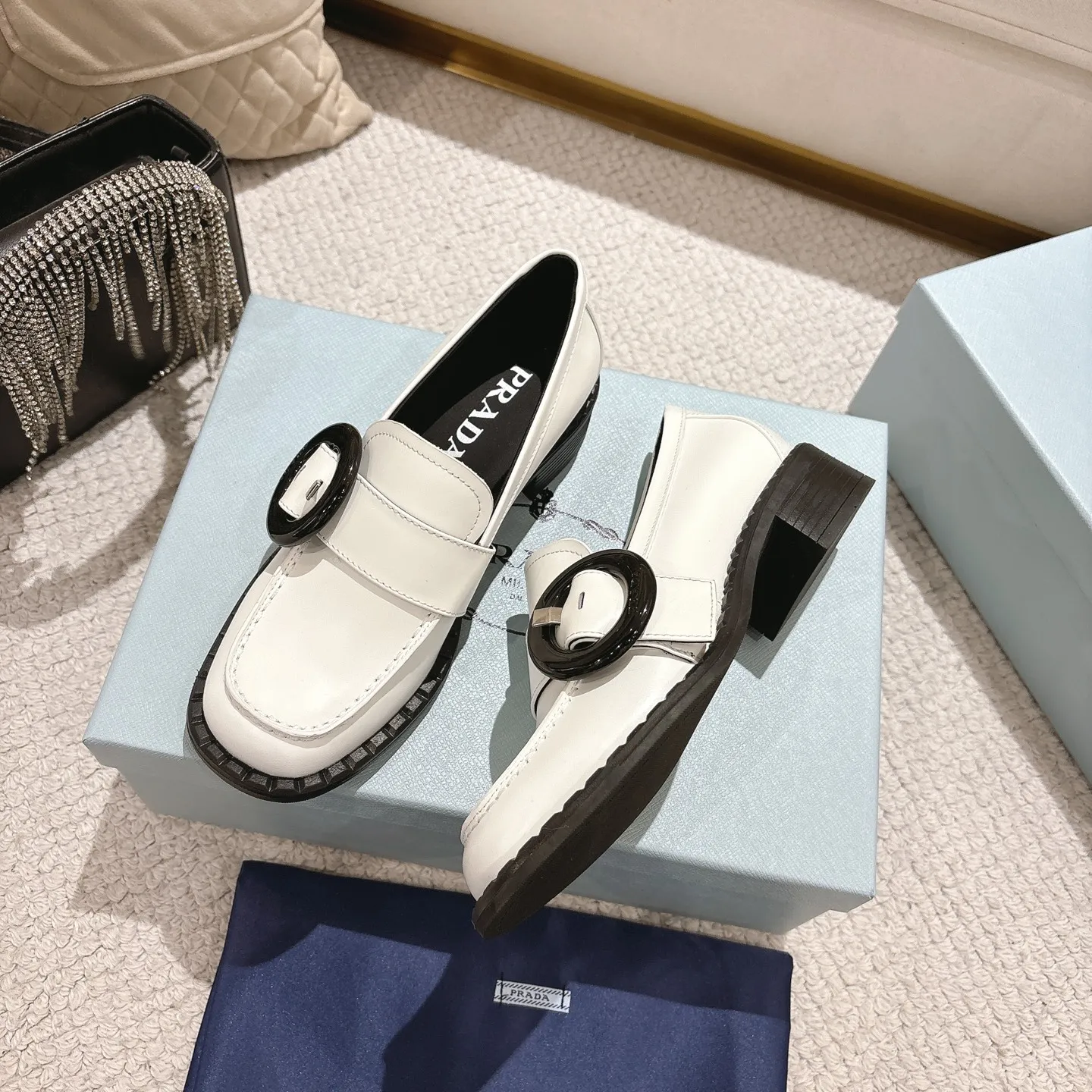 👟👟Ex-factory price 560👟👟 High version Prad✅ certified𝟐𝟎𝟐5𝙨𝙨 Early Spring Prada💯 #陈昊宇 Same style, many celebrity internet celebrities have the same style / mid-heeled British loafers, the round rubber buckle design adds a sense of sophistication, the overall shape is full of aura, and the British style small leather shoes are casual and high-end. Chen Haoyu’s same style/Prada25ss loafers! Fabric: Imported open edge beads Lining: Imported sheepskin Insole: Imported cowhide Women's model: Standard code 35-41 (customized at 40.41).  Color: black, light brown, white. The shoes are very cost-effective, so we refuse to negotiate.  #陈昊宇 Same style Prada loafers # Temperament wear